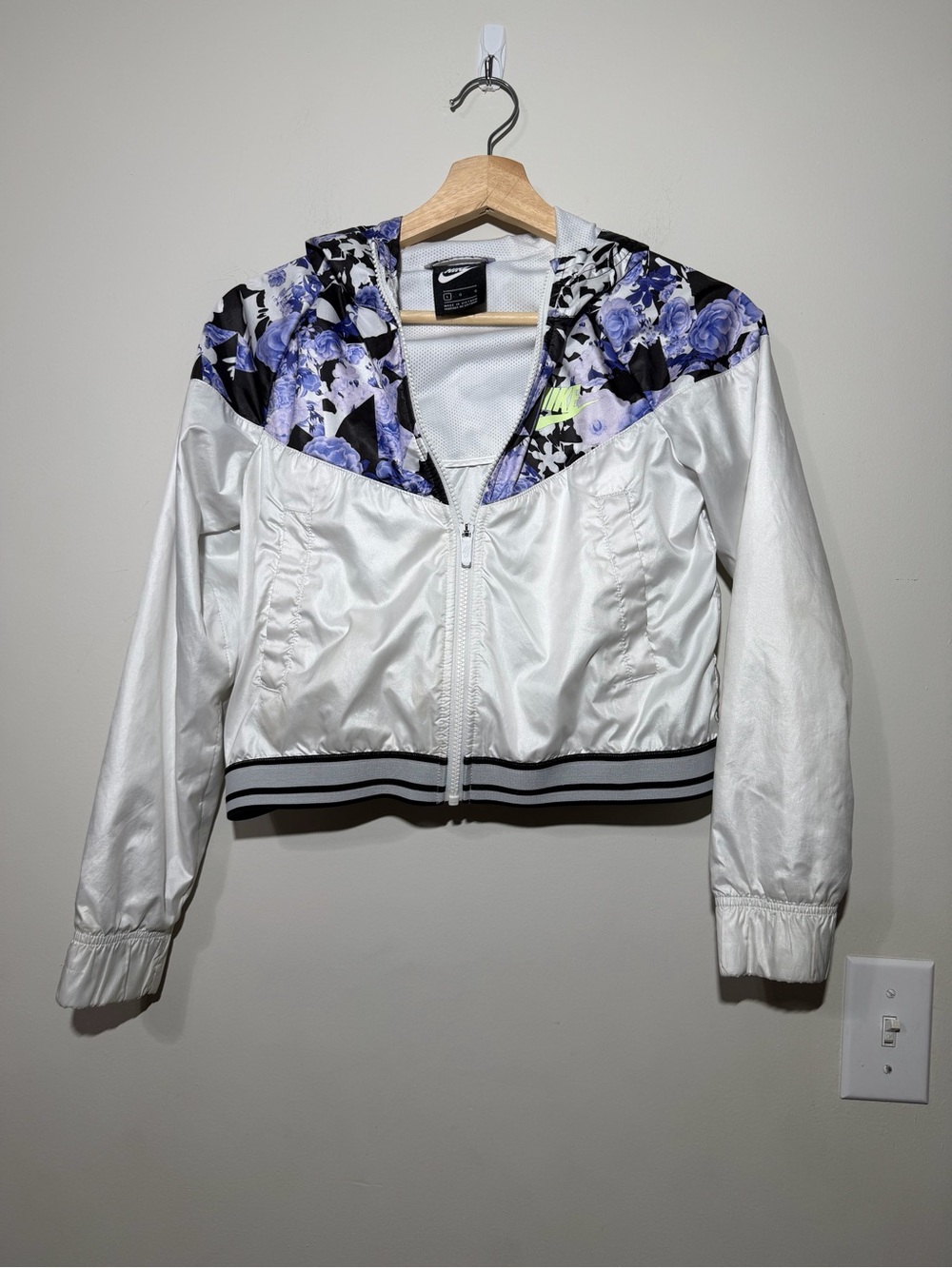 Nike Girls Large White Purpel Floral-Accent Hooded Windbreaker Jacket